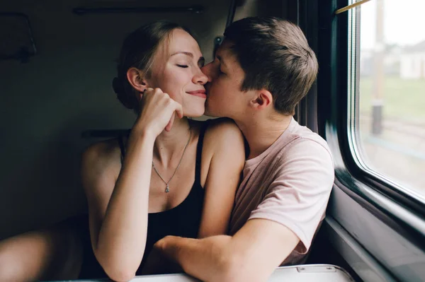 Casal Romântico Amantes Viajando Trem — Fotografia de Stock