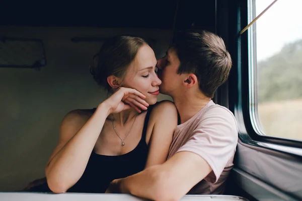 Romantiska Par Älskare Som Reser Med Tåg — Stockfoto