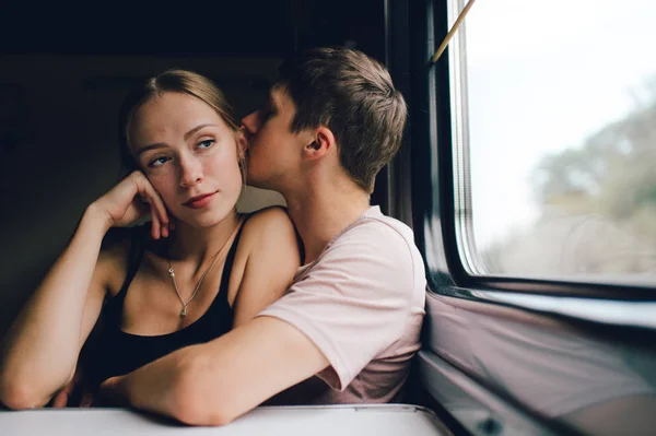 Tren Ile Seyahat Eden Aşıkların Romantik Çift — Stok fotoğraf