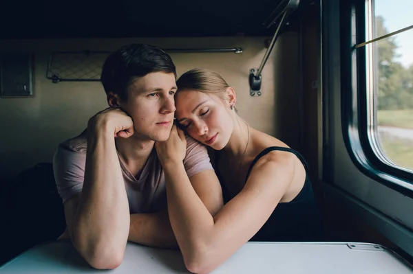 Casal Romântico Amantes Viajando Trem — Fotografia de Stock