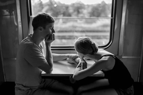 Siyah Beyaz Fotoğraf Severlerin Tren Ile Seyahat Eden Romantik Çift — Stok fotoğraf