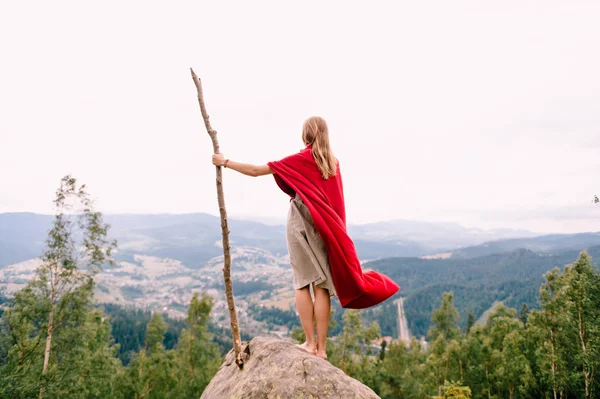 Mujer Capa Roja Pie Sobre Piedra Mirando Las Montañas — Foto de Stock