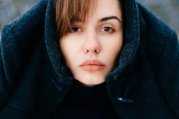 Modelo Jovem Com Casaco Cabeça Floresta Inverno — Fotografia de Stock