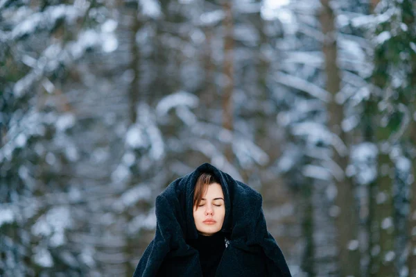 Jeune Modèle Avec Manteau Sur Tête Debout Dans Forêt Hiver — Photo