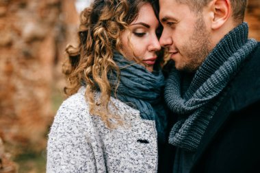 Genç çift eski kale harabeleri arasında ayakta