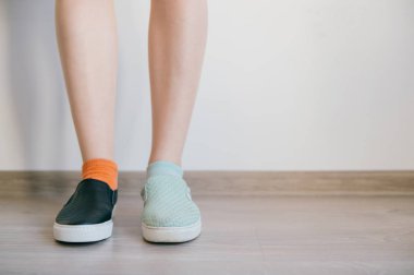 kısmi görünümü farklı ayakkabı içinde kadın