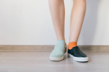 kısmi görünümü farklı ayakkabı içinde kadın