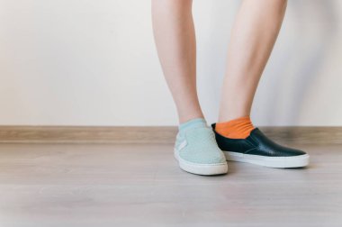 kısmi görünümü farklı ayakkabı içinde kadın