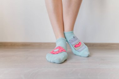 Kadın kısa çorap duruyor kısmi görünümünü