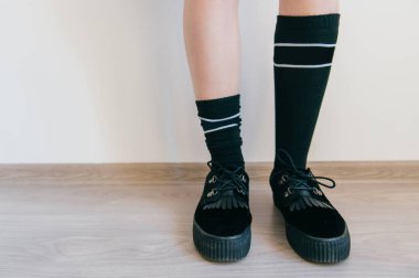 kısmi yüksek çorap ve ayakkabı duran kadın görünümünü