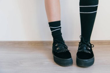 kısmi yüksek çorap ve ayakkabı duran kadın görünümünü