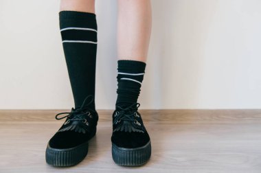 kısmi yüksek çorap ve ayakkabı duran kadın görünümünü