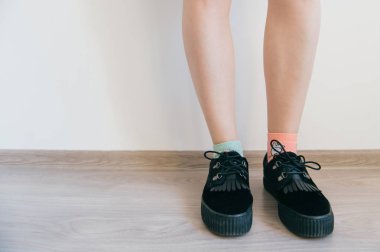 kısmi farklı çorap duran kadın görünümünü