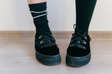 kısmi yüksek çorap ve ayakkabı duran kadın görünümünü