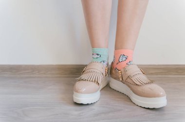 kısmi farklı çorap duran kadın görünümünü