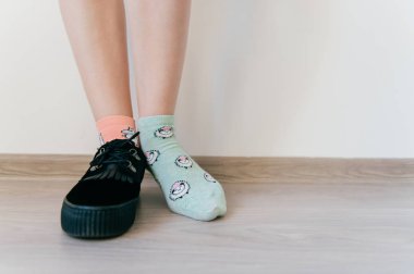 kısa çorap ve bir ayakkabı duran kadın kısmi görünümünü