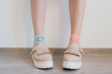 kısmi farklı çorap duran kadın görünümünü