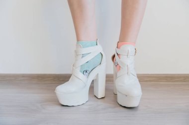 kısmi farklı çorap duran kadın görünümünü