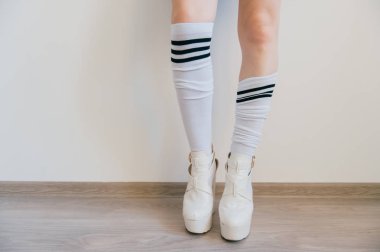 kısmi yüksek çorap ve ayakkabı duran kadın görünümünü