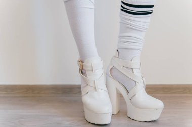 kısmi yüksek çorap ve ayakkabı duran kadın görünümünü