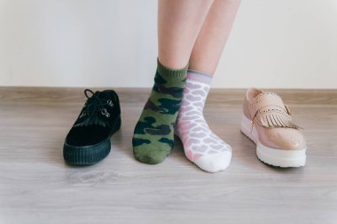 kısmi farklı çorap duran kadın görünümünü