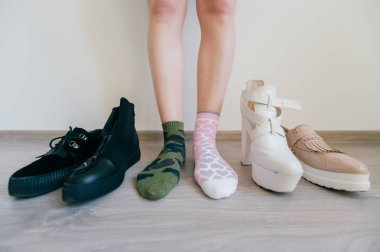 kısmi farklı çorap duran kadın görünümünü