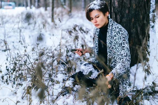 Eenzaam Meisje Zit Winter Besneeuwde Forest — Stockfoto