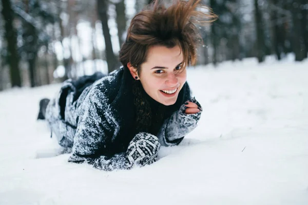 Vrolijke Jonge Vrouw Liggend Besneeuwde Grond Winter Forest — Stockfoto