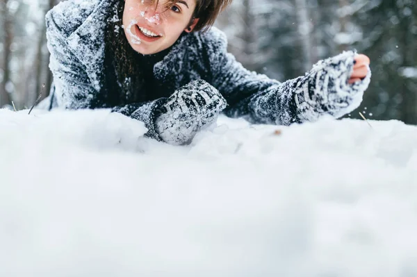 Glad Ung Kvinna Liggande Snöiga Marken Vinter Skog — Stockfoto