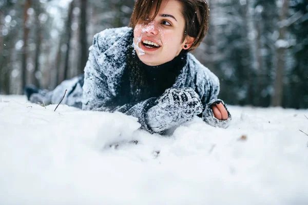 Glad Ung Kvinna Liggande Snöiga Marken Vinter Skog — Stockfoto
