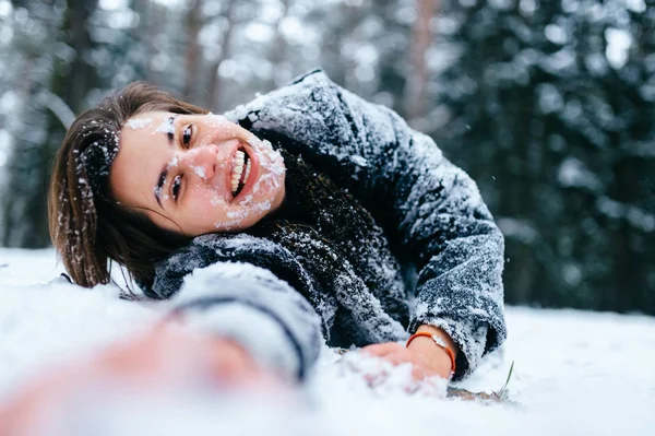 Allegra Giovane Donna Sdraiata Terreno Innevato Nella Foresta Invernale — Foto Stock