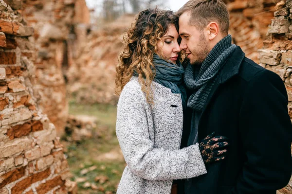 Genç Çift Eski Kale Harabeleri Arasında Ayakta — Stok fotoğraf