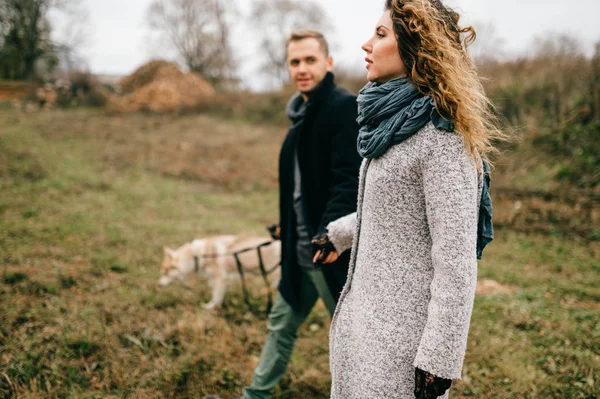 Junges Paar Mit Husky Hund Feld — Stockfoto