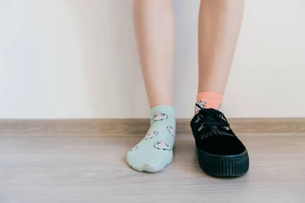 Částečný Pohled Ženy Stojící Krátké Ponožky Botou — Stock fotografie