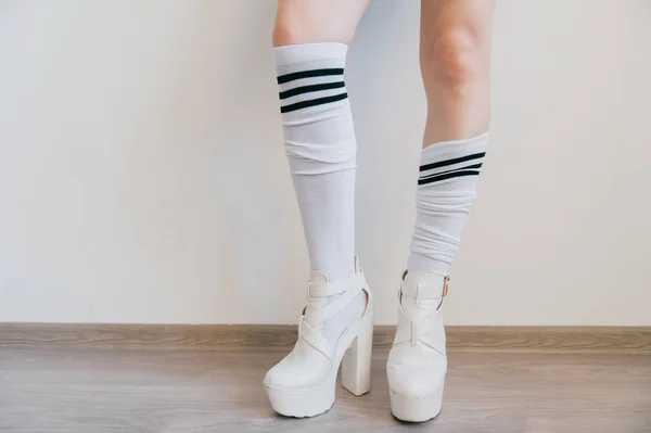 Частковий Вид Жінки Стоїть Високих Шкарпетках Взутті — стокове фото