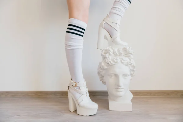 Μερική Άποψη Της Γυναίκας Που Στέκεται Υψηλό Κάλτσες Και Παπούτσια — Φωτογραφία Αρχείου