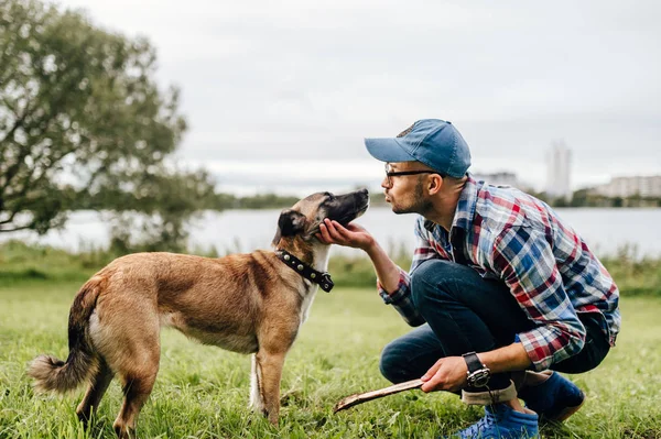 Homem Jogando Com Lindo Cão Terrier Parque — Fotografia de Stock