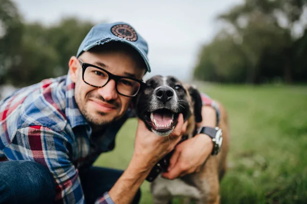 Homem Jogando Com Lindo Cão Terrier Parque — Fotografia de Stock