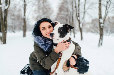 siyah ve beyaz köpek kış Park olan kadın