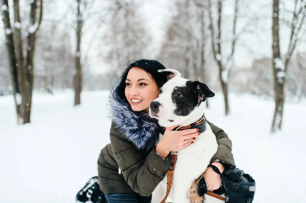 Mujer Joven Con Perro Blanco Negro Parque Invierno —  Fotos de Stock