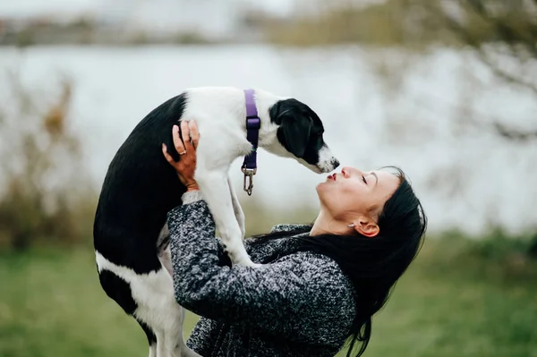 Retrato Mujer Joven Con Cachorro Blanco Negro Parque — Foto de Stock
