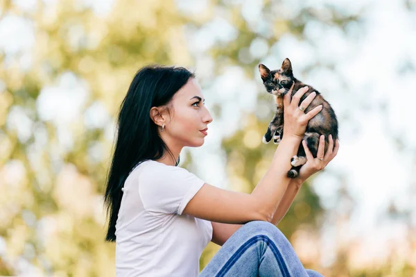 公園でかわいい猫と陽気な若い女性 — ストック写真