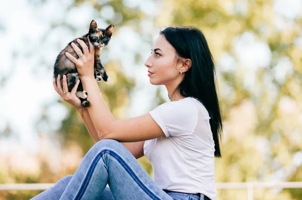 Alegre Joven Mujer Con Lindo Gato Parque —  Fotos de Stock