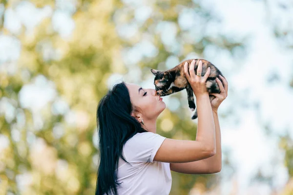公園でかわいい猫と陽気な若い女性 — ストック写真