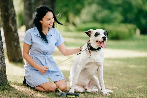 Alegre Joven Vestido Azul Con Gran Perro Blanco Negro Parque —  Fotos de Stock