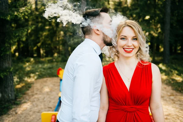 Hombre Besando Joven Rubia Mujer Con Labios Rojos Mientras Fuma — Foto de Stock