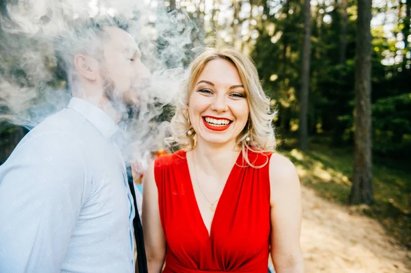 Hombre Besando Joven Rubia Mujer Con Labios Rojos Mientras Fuma — Foto de Stock