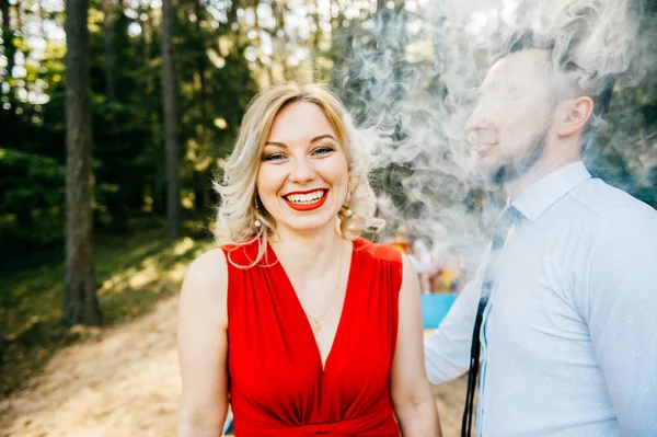 Hombre Besando Joven Rubia Mujer Con Labios Rojos Mientras Fuma — Foto de Stock