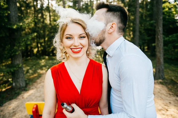 Man Kussen Jonge Blonde Vrouw Met Rode Lippen Terwijl Het — Stockfoto