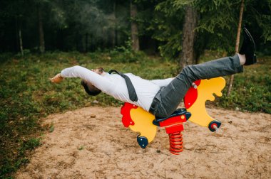 çocukça at cazibe sürme sırasında formal giyim yasaktır erkekte